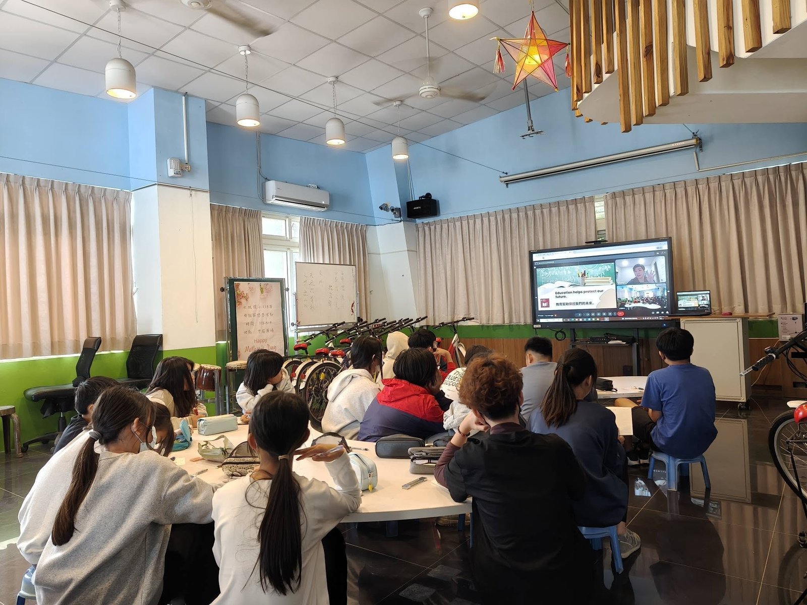 Edward Huang teaching a remote Monday class at Dacheng Elementary · Edward 老師遠距為大城孩子上課的現場